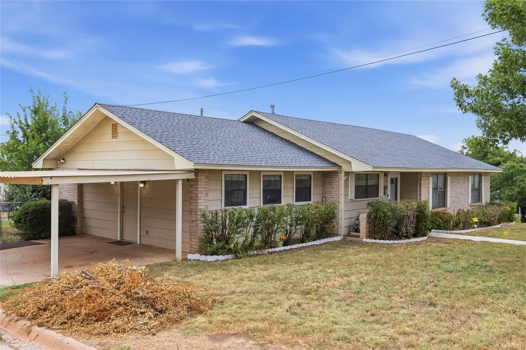 908 W 2nd Street Coleman TX 76834