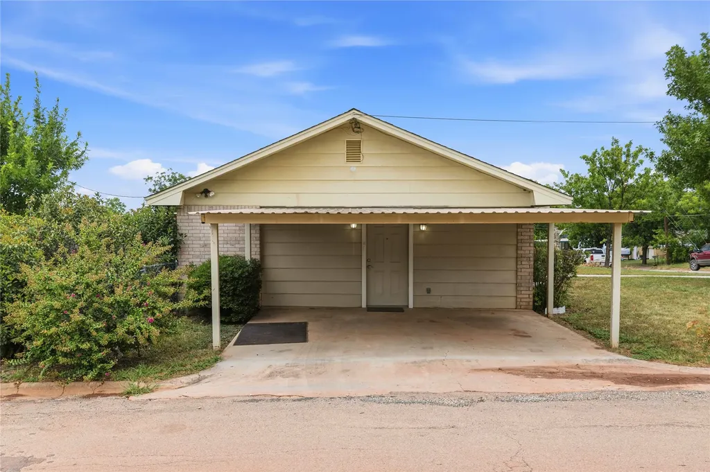 908 W 2nd Street Coleman TX 76834
