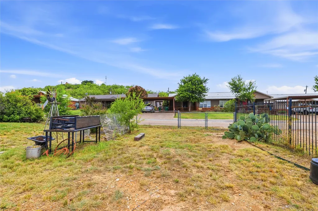 908 W 2nd Street Coleman TX 76834