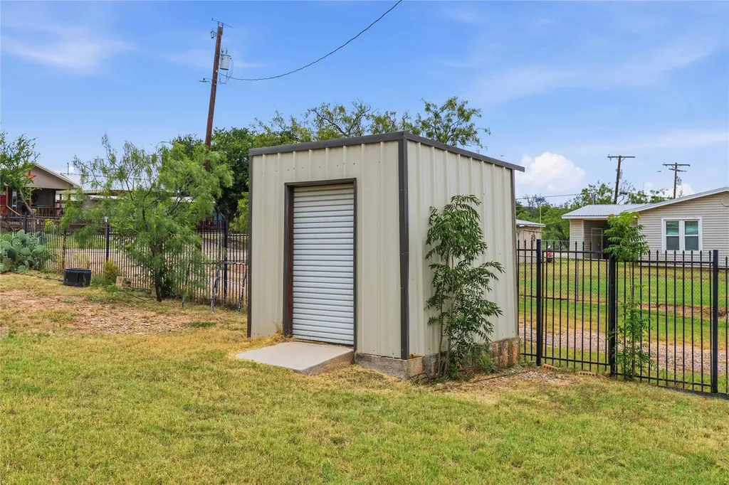 908 W 2nd Street Coleman TX 76834