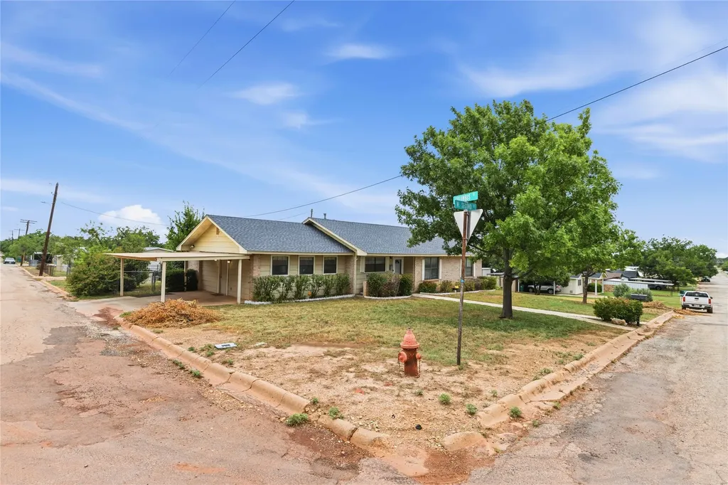 908 W 2nd Street Coleman TX 76834