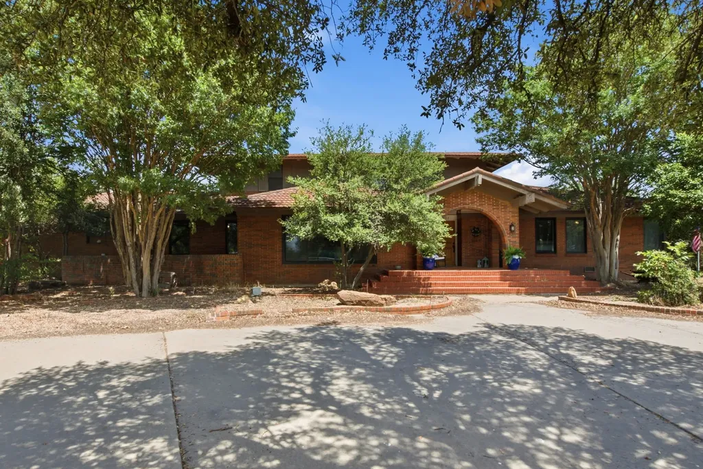 904 W Belknap Street Jacksboro TX 76458