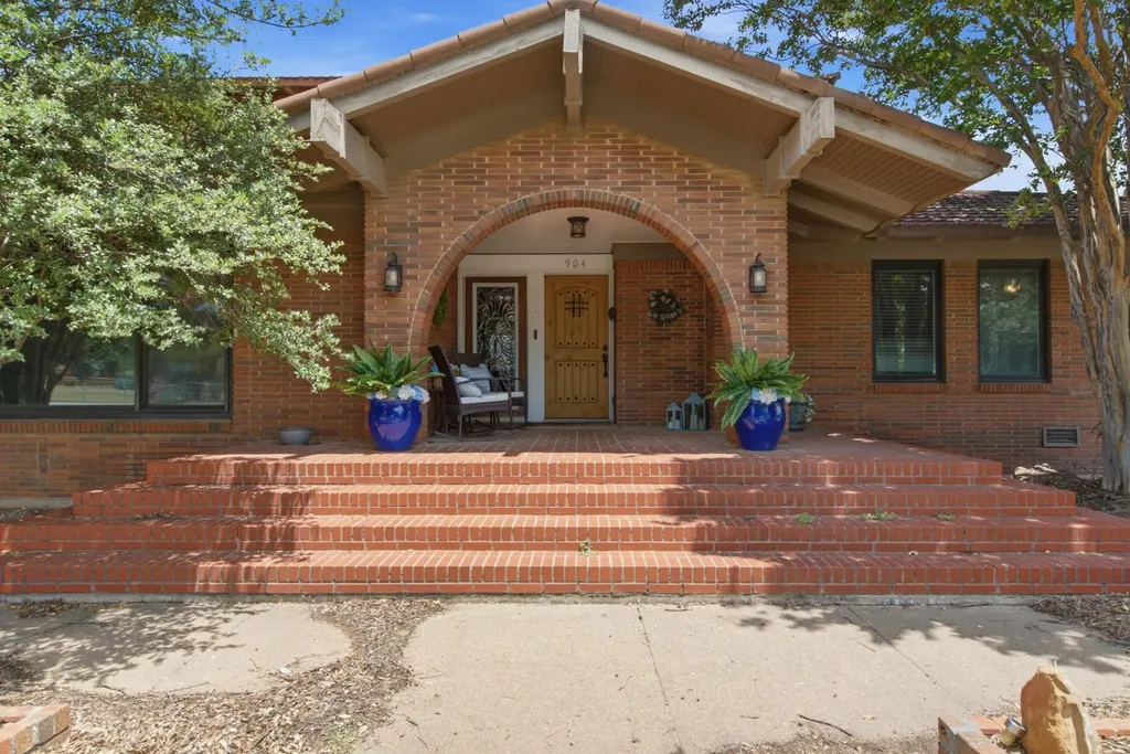 904 W Belknap Street Jacksboro TX 76458