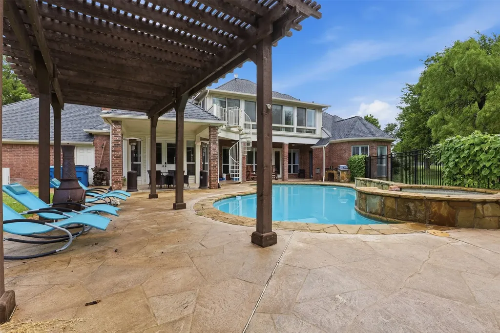 351 Cattlebaron Parc Drive Fort Worth TX 76108