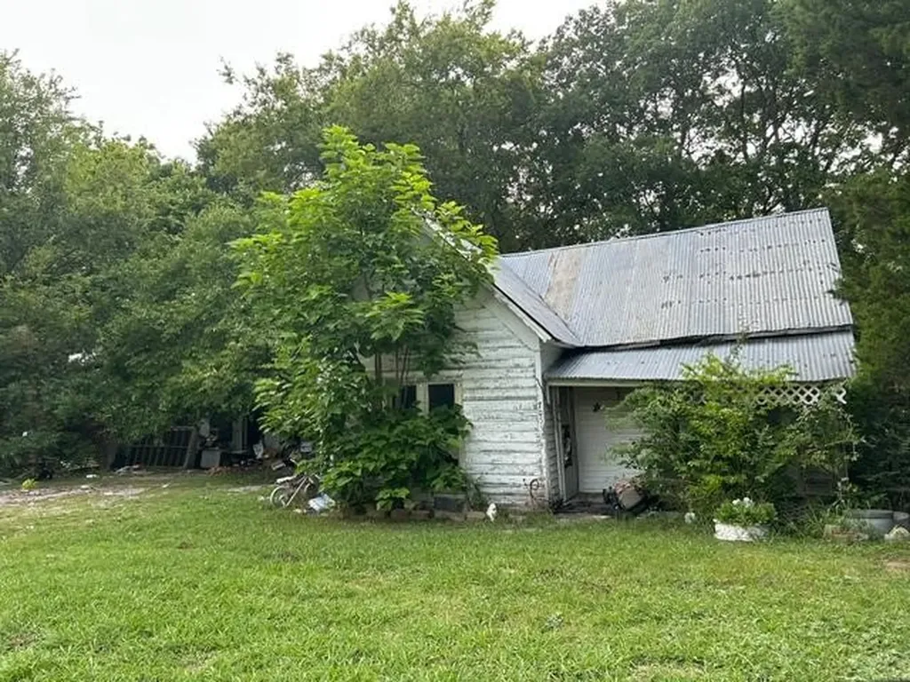705 N Gardner Street Whitewright TX 75491