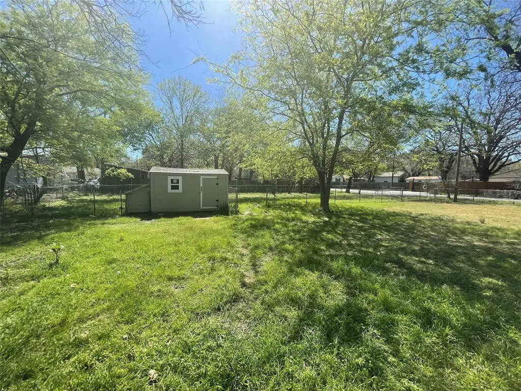 1100 Poe Street Azle TX 76020