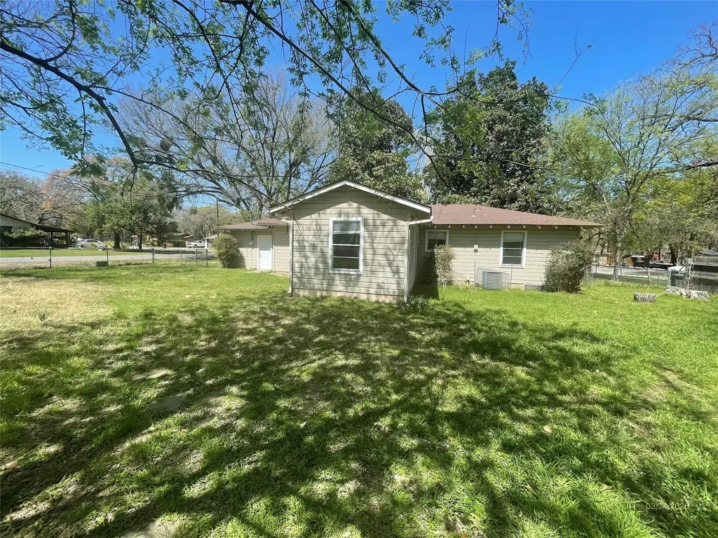 1100 Poe Street Azle TX 76020