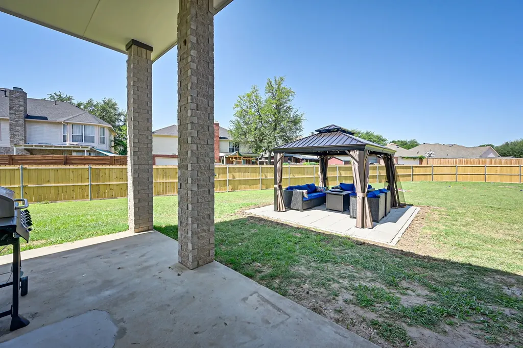 2735 Water Oak Drive Grand Prairie TX 75052