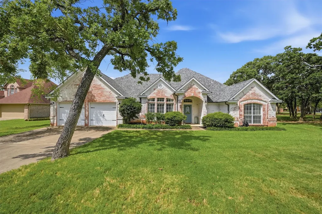 102 Mohawk Cove Lake Kiowa TX 76240