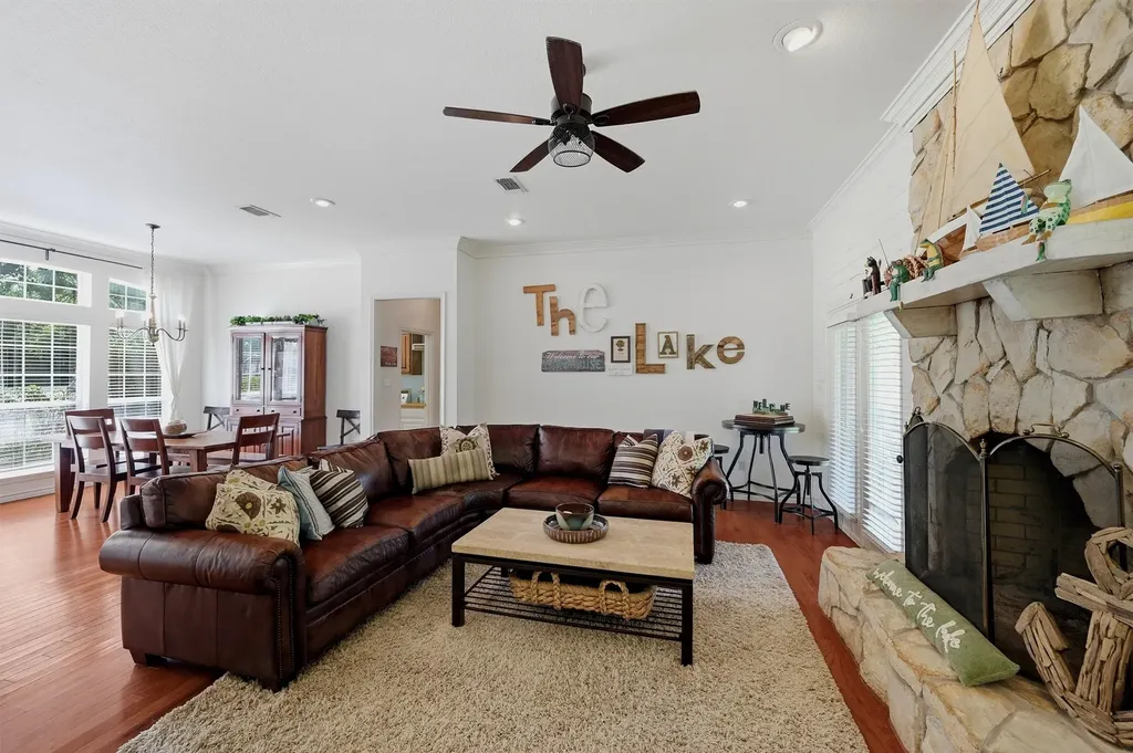 102 Mohawk Cove Lake Kiowa TX 76240