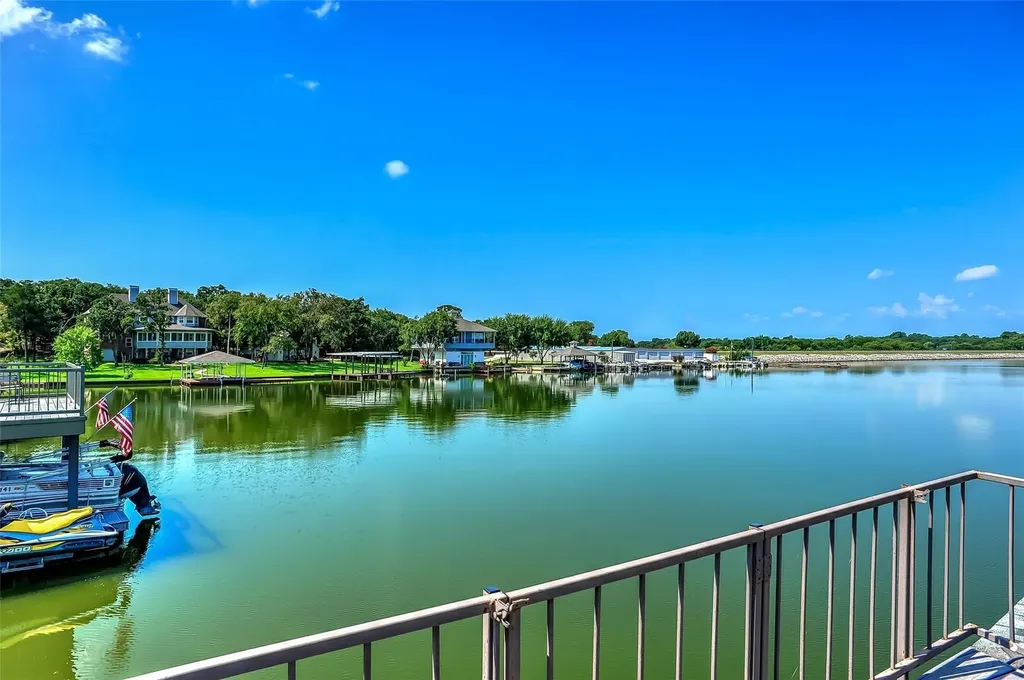 102 Mohawk Cove Lake Kiowa TX 76240