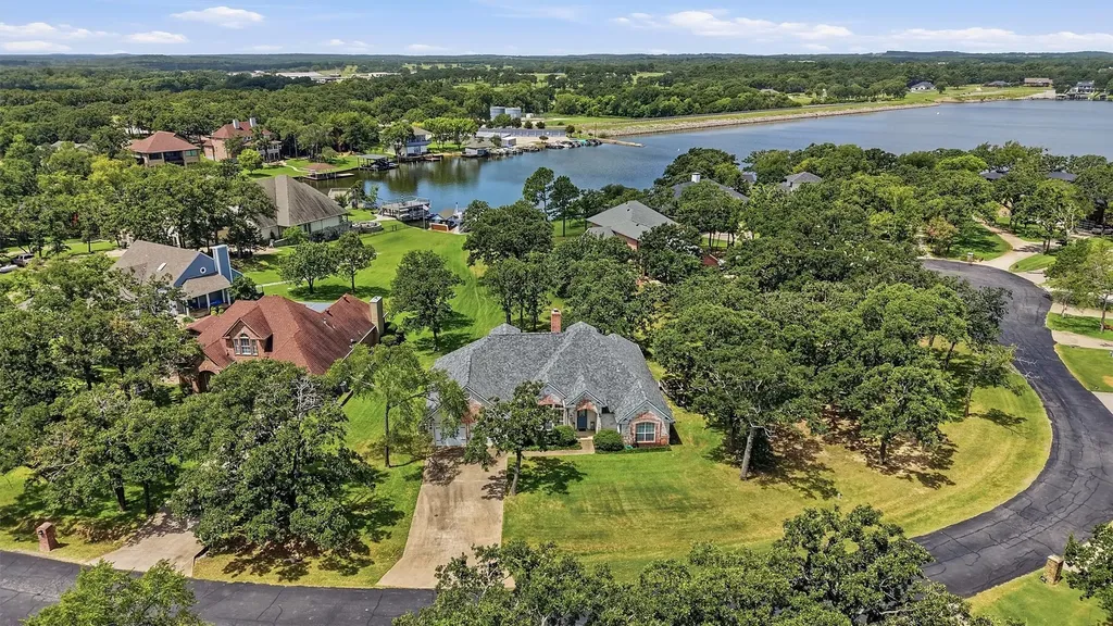 102 Mohawk Cove Lake Kiowa TX 76240