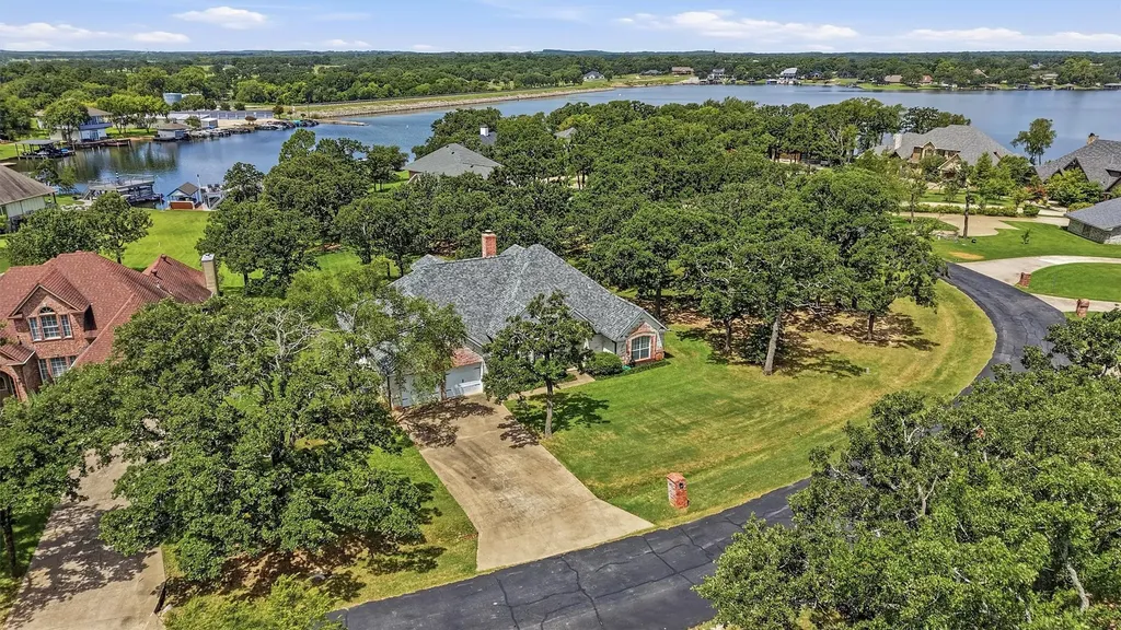 102 Mohawk Cove Lake Kiowa TX 76240