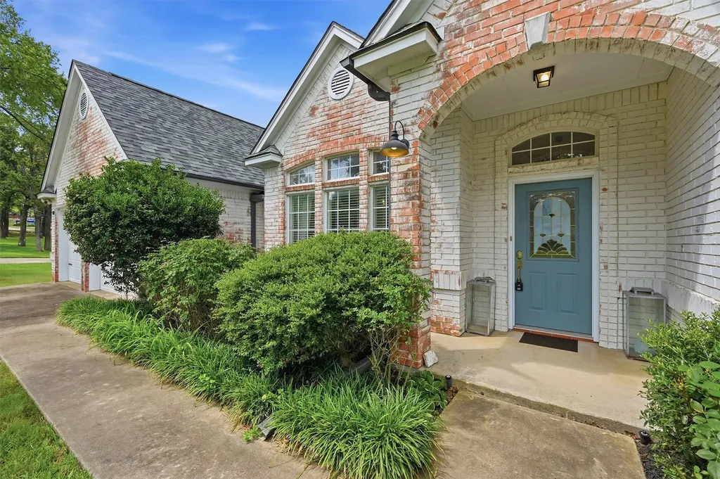 102 Mohawk Cove Lake Kiowa TX 76240