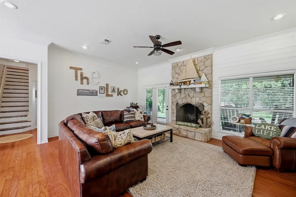 102 Mohawk Cove Lake Kiowa TX 76240