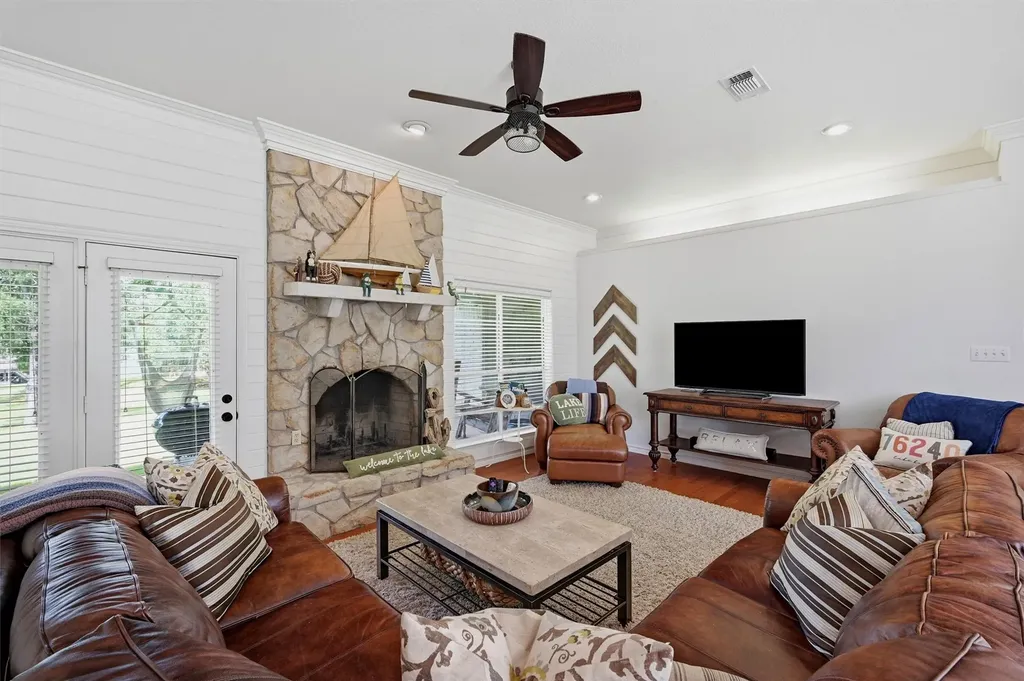 102 Mohawk Cove Lake Kiowa TX 76240