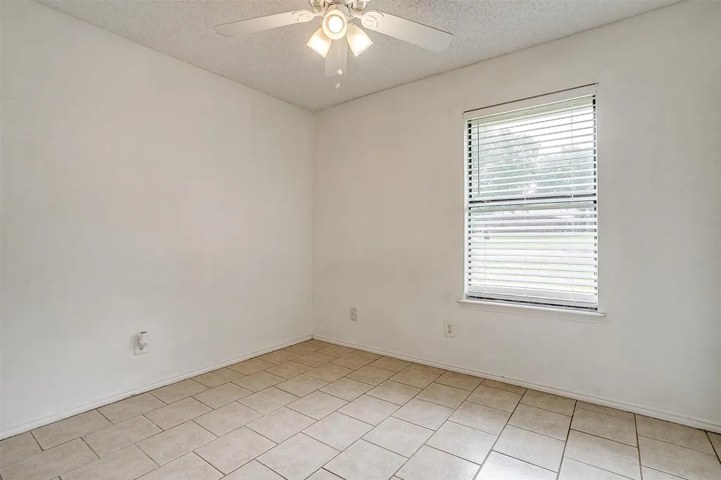 1009 W 4th Street Keene TX 76059