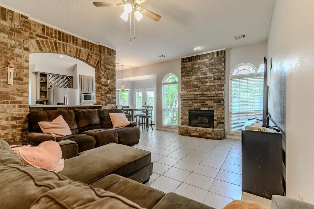 2206 S Branch Drive Arlington TX 76001