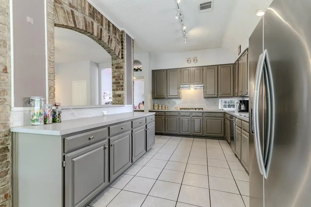 2206 S Branch Drive Arlington TX 76001