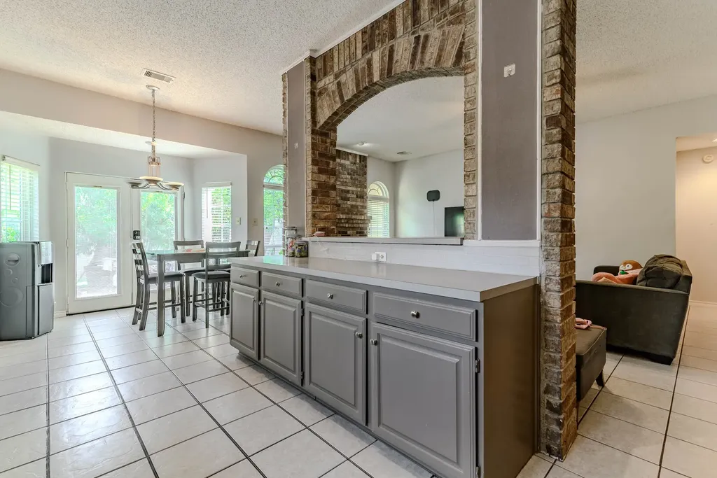 2206 S Branch Drive Arlington TX 76001