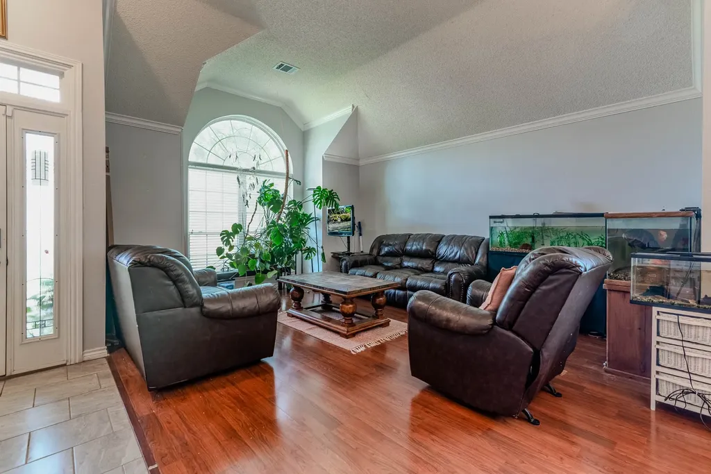 2206 S Branch Drive Arlington TX 76001
