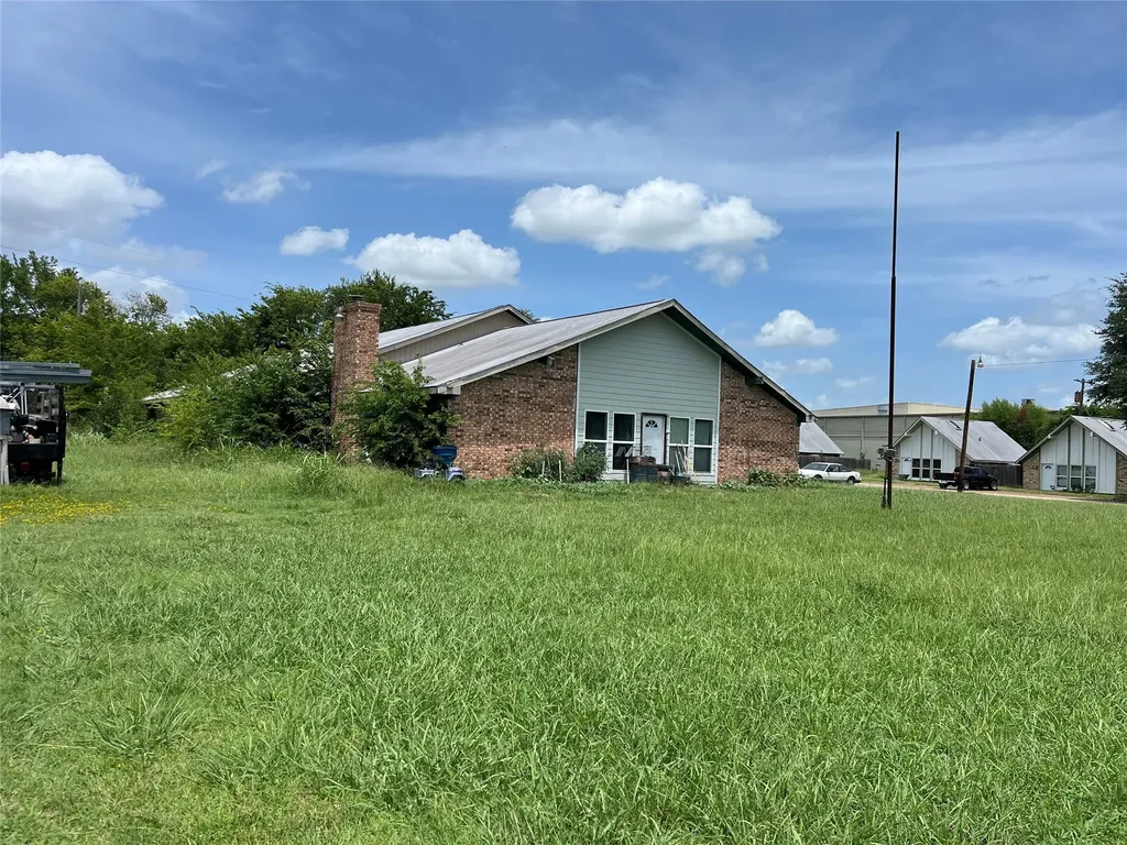 2302 Live Oak Street Commerce TX 75428