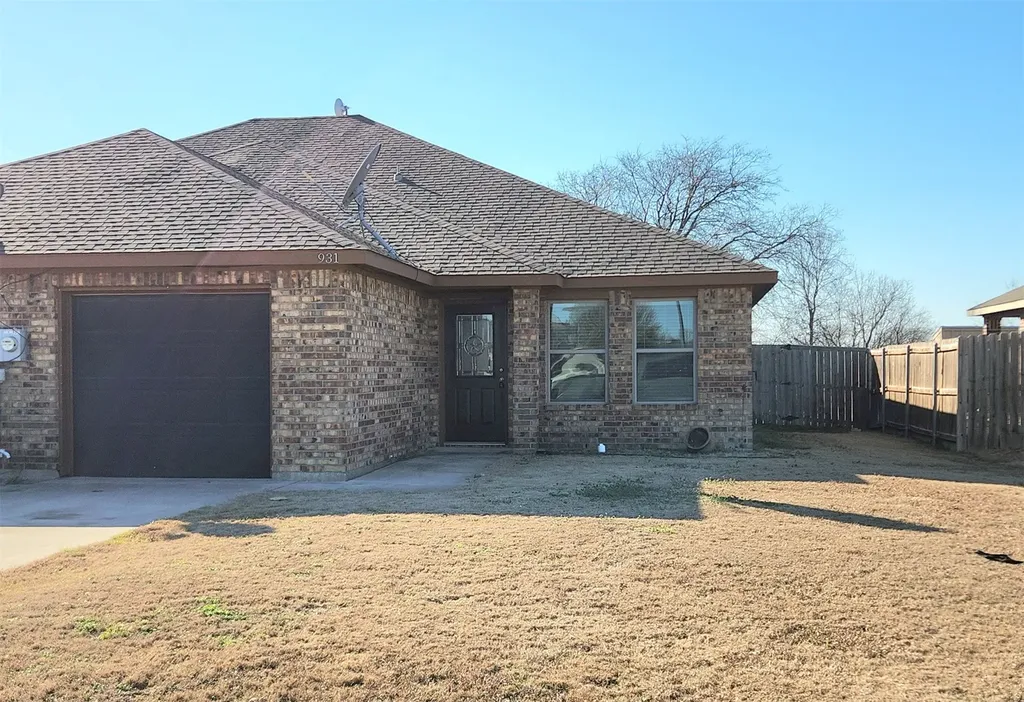 931 Robineta Gunter TX 75058