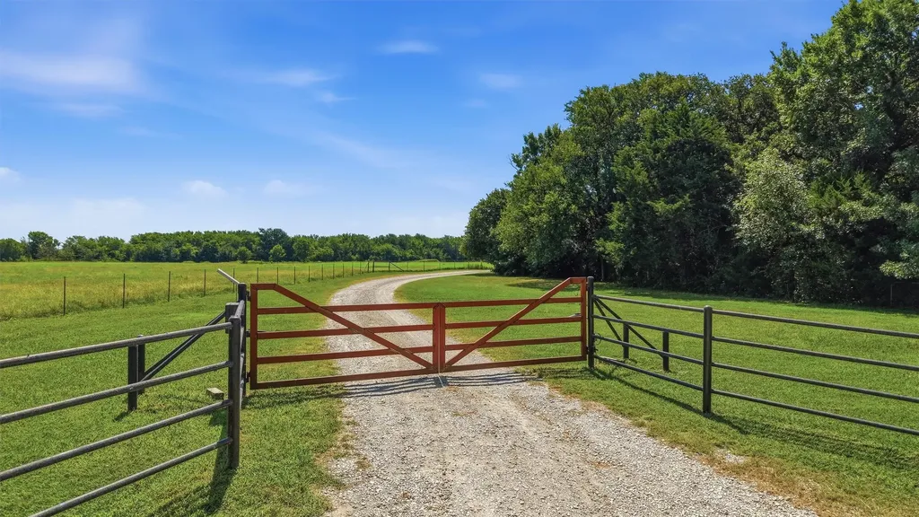 1226 County Road 243 Collinsville TX 76233