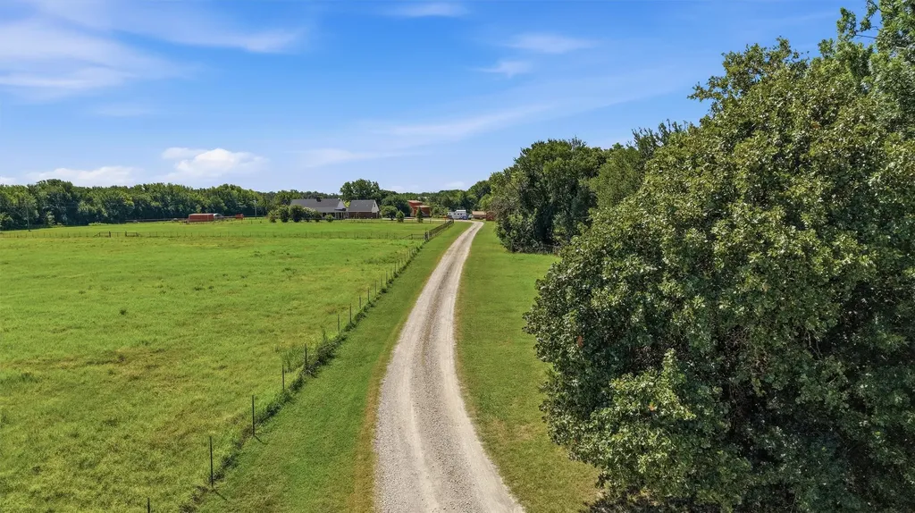 1226 County Road 243 Collinsville TX 76233