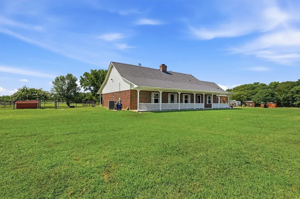 1226 County Road 243 Collinsville TX 76233