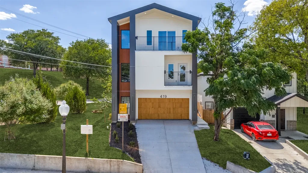 419 N Denley Drive Dallas TX 75203