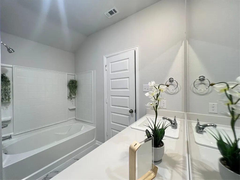 553 Meadow Run Drive Van Alstyne TX 75495