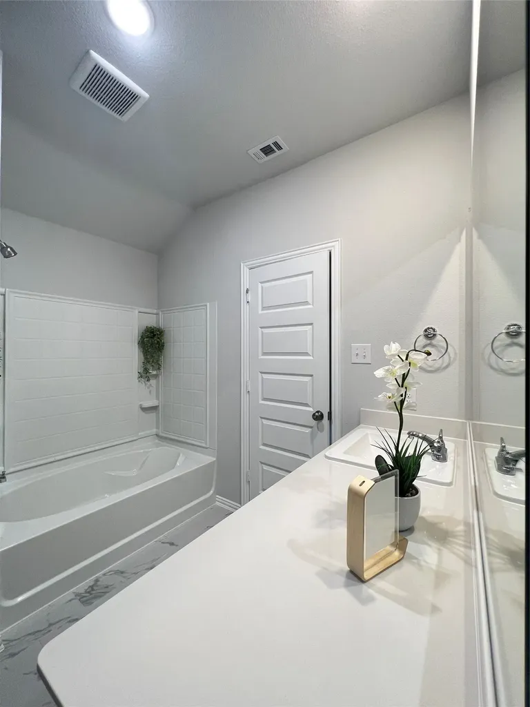 553 Meadow Run Drive Van Alstyne TX 75495