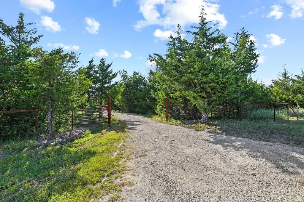 511 County Road 4264 Leonard TX 75452