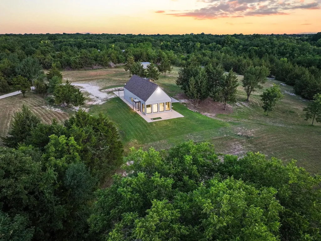 511 County Road 4264 Leonard TX 75452