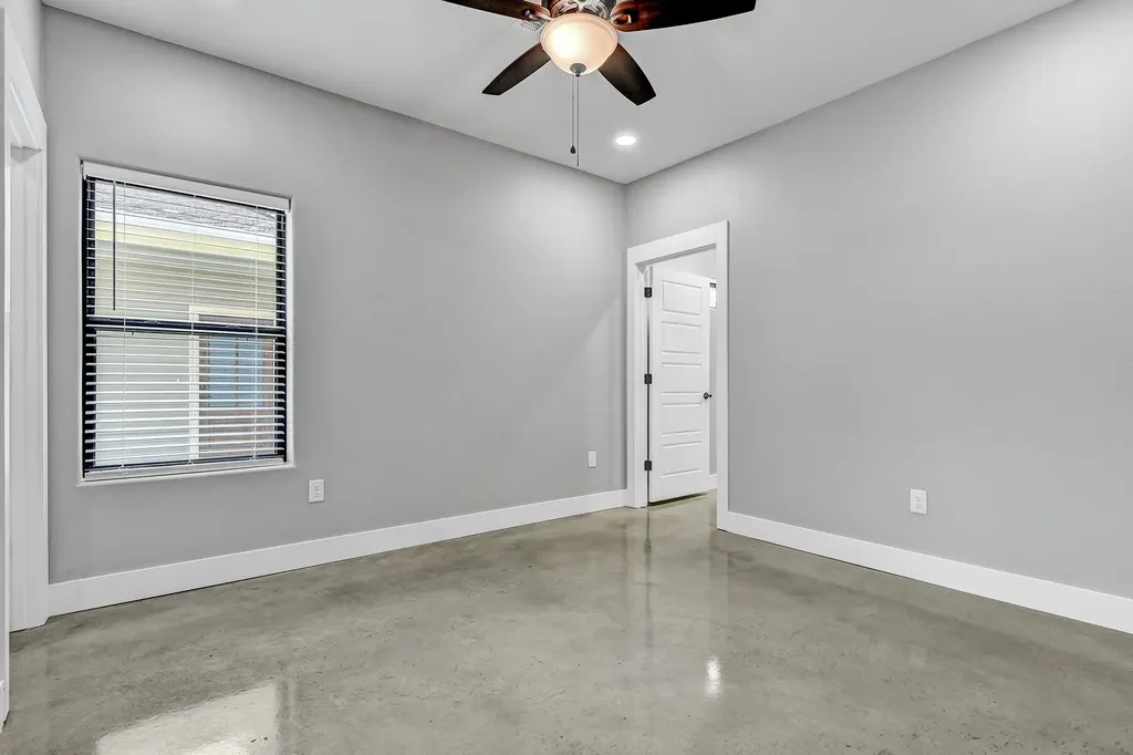 1323 S 5th Avenue Denison TX 75021