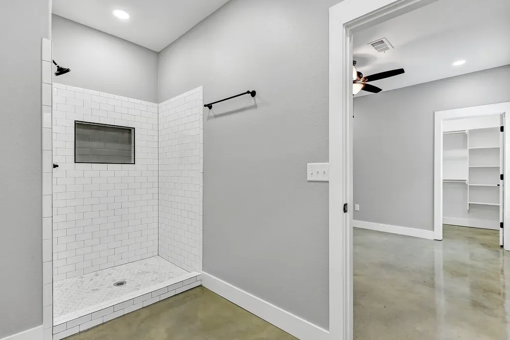 1323 S 5th Avenue Denison TX 75021