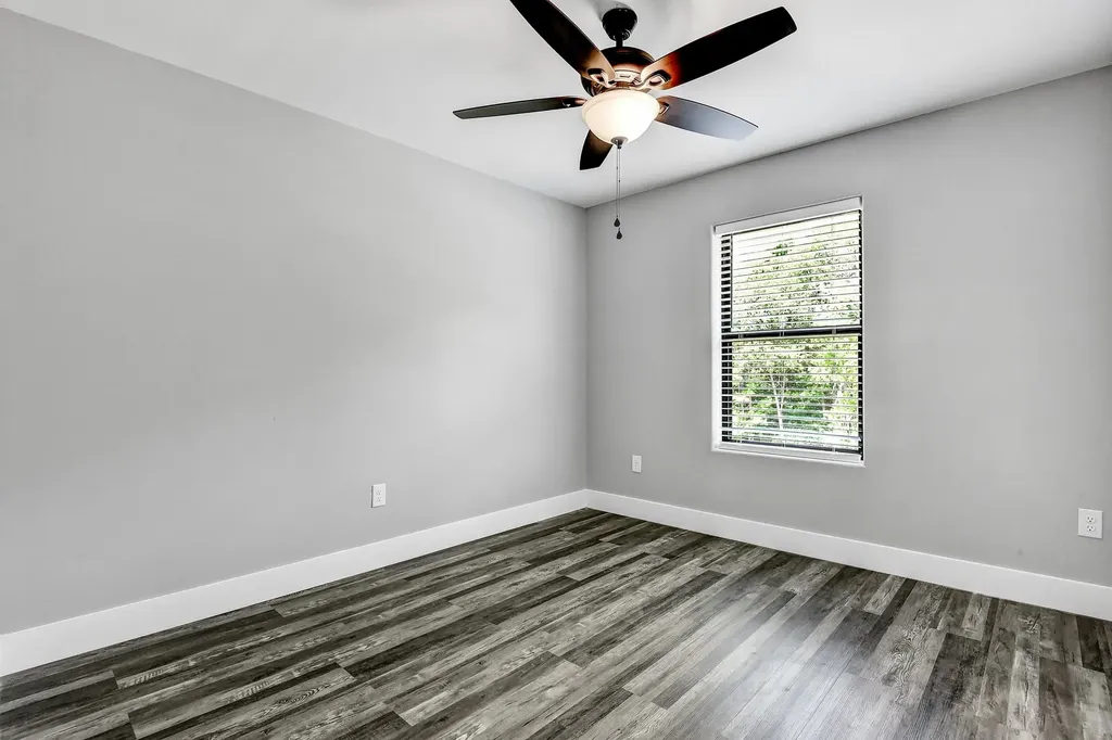 1323 S 5th Avenue Denison TX 75021