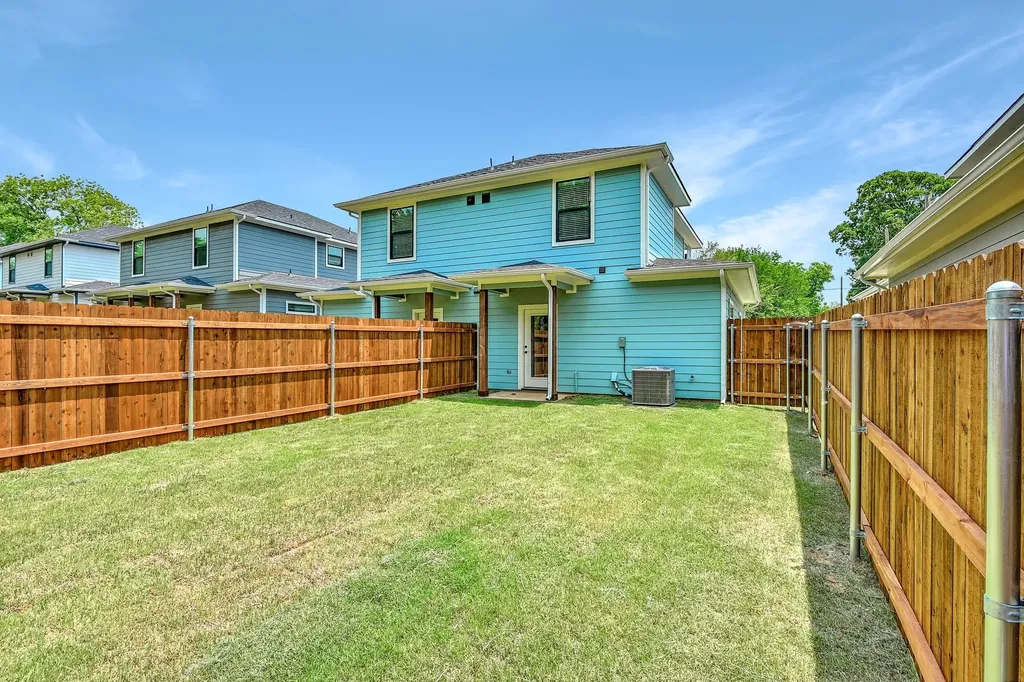 1323 S 5th Avenue Denison TX 75021