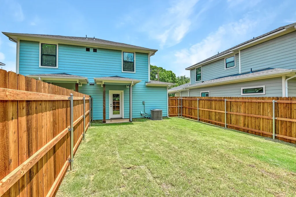 1323 S 5th Avenue Denison TX 75021