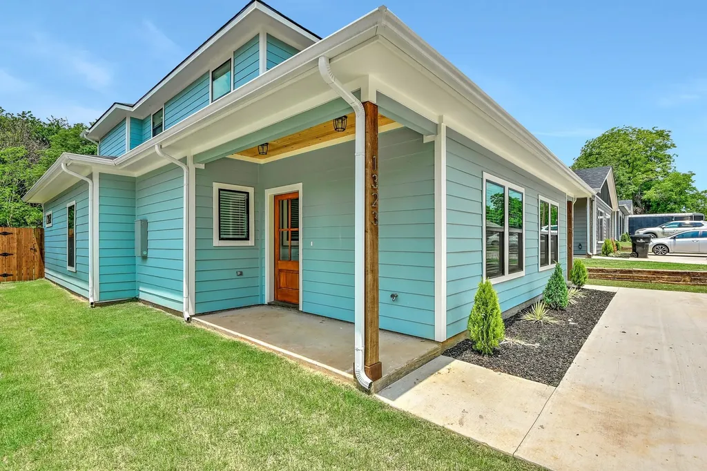 1323 S 5th Avenue Denison TX 75021