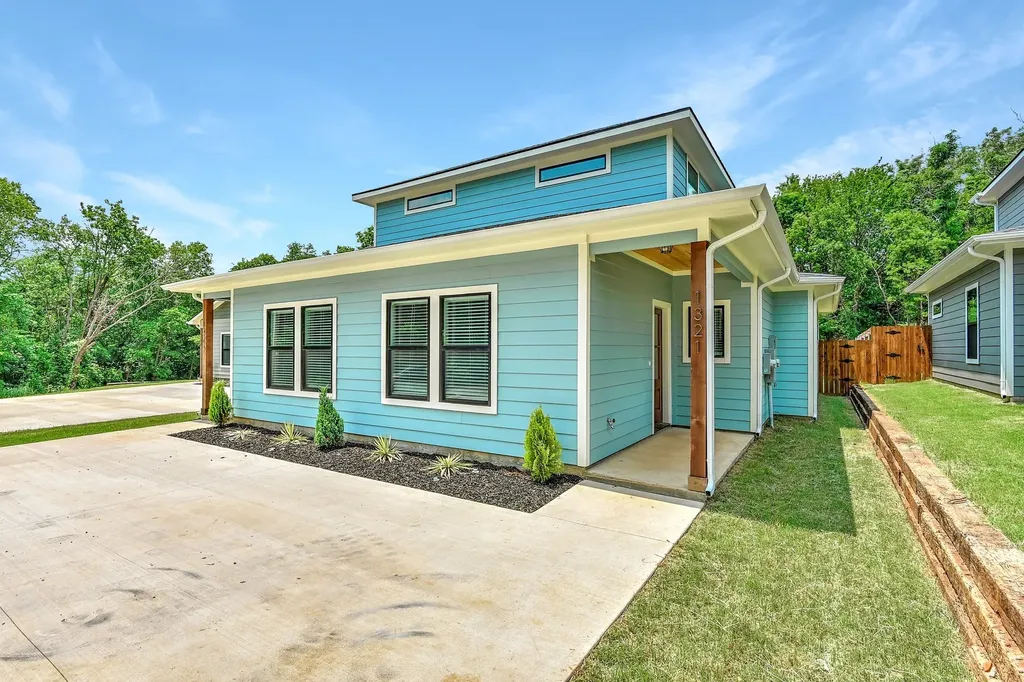 1323 S 5th Avenue Denison TX 75021