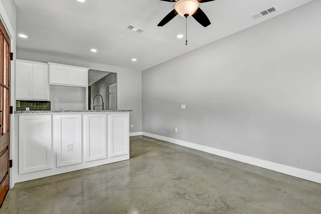 1323 S 5th Avenue Denison TX 75021