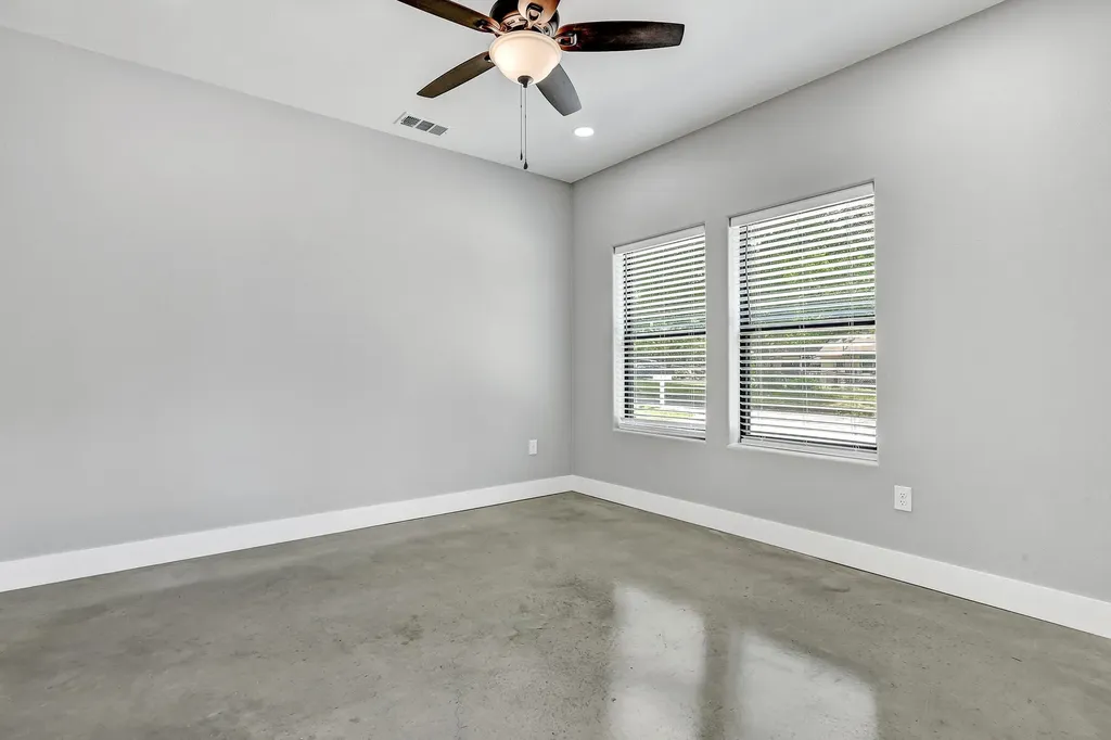 1323 S 5th Avenue Denison TX 75021
