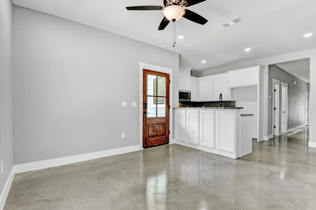 1323 S 5th Avenue Denison TX 75021