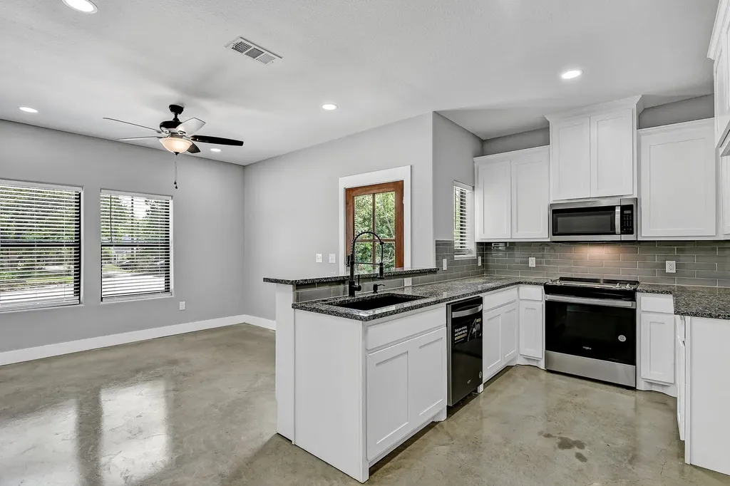 1323 S 5th Avenue Denison TX 75021