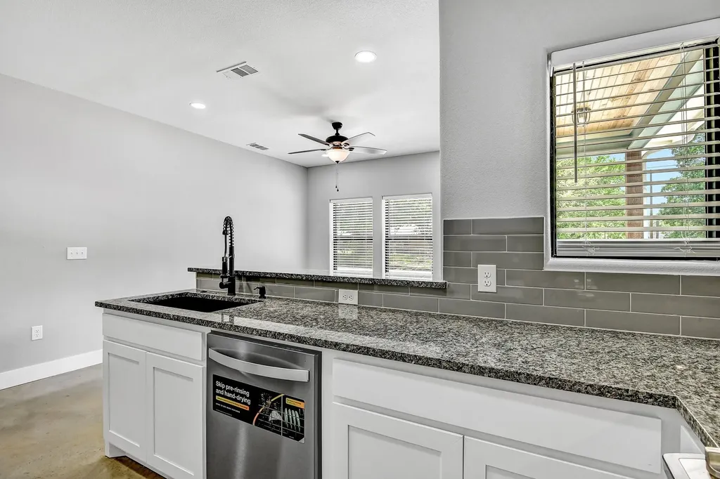 1323 S 5th Avenue Denison TX 75021
