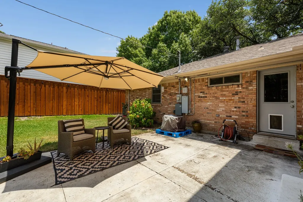 9605 Crestedge Drive Dallas TX 75238