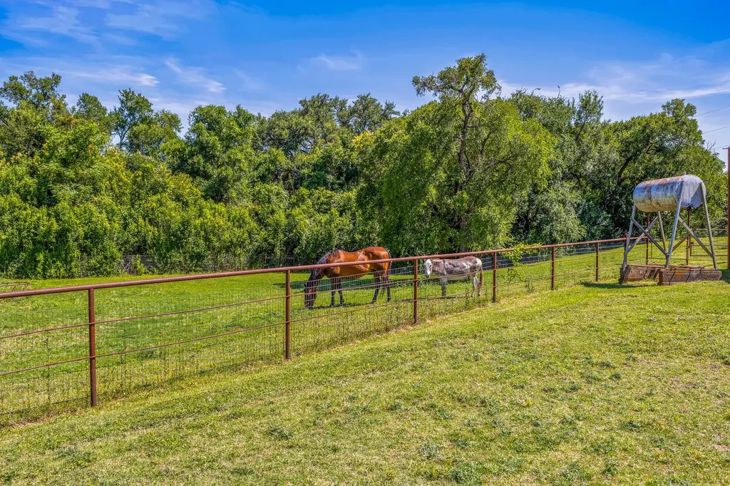 1305 S Old Temple Road Lorena TX 76655