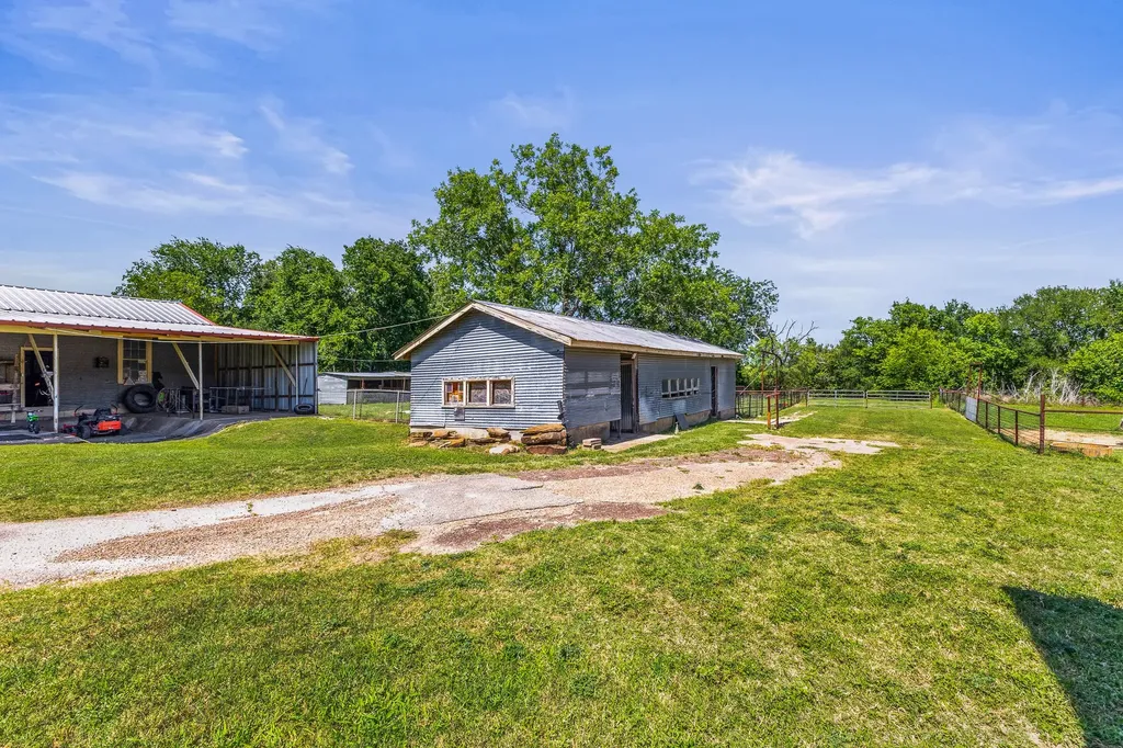 1305 S Old Temple Road Lorena TX 76655